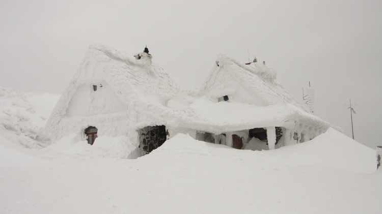 Maison sous la neige